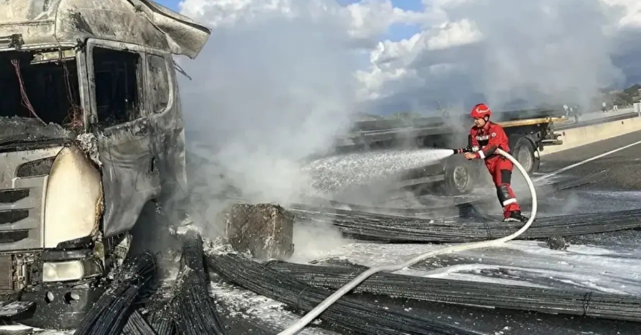 Yatağan'da Tır Alev Alev Yandı: Araç Kullanılamaz Hale Geldi! 1