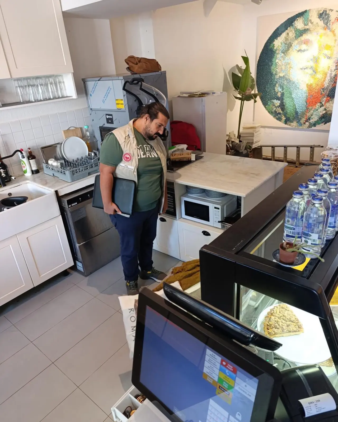 Ortaca’da Gıda Denetiminde Skandal: Bone ve Eldivensiz Denetim Görüntüleri Tepki Çekti 1