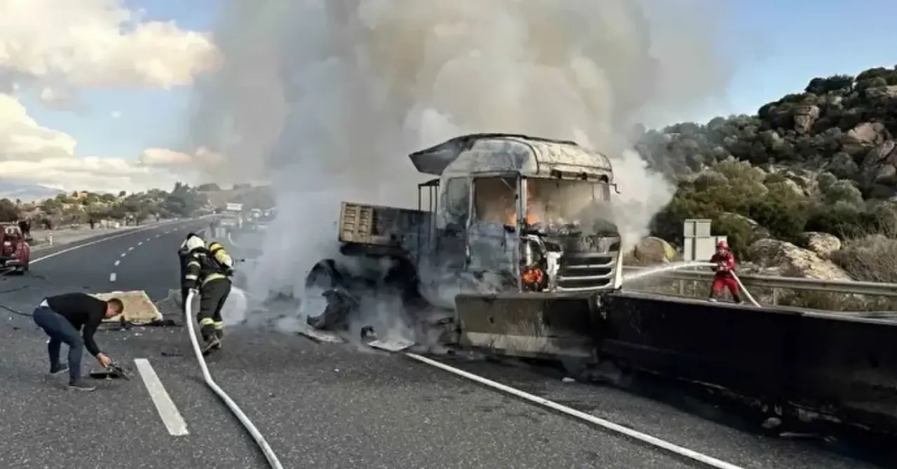 Yatağan'da Tır Alev Alev Yandı: Araç Kullanılamaz Hale Geldi! 2