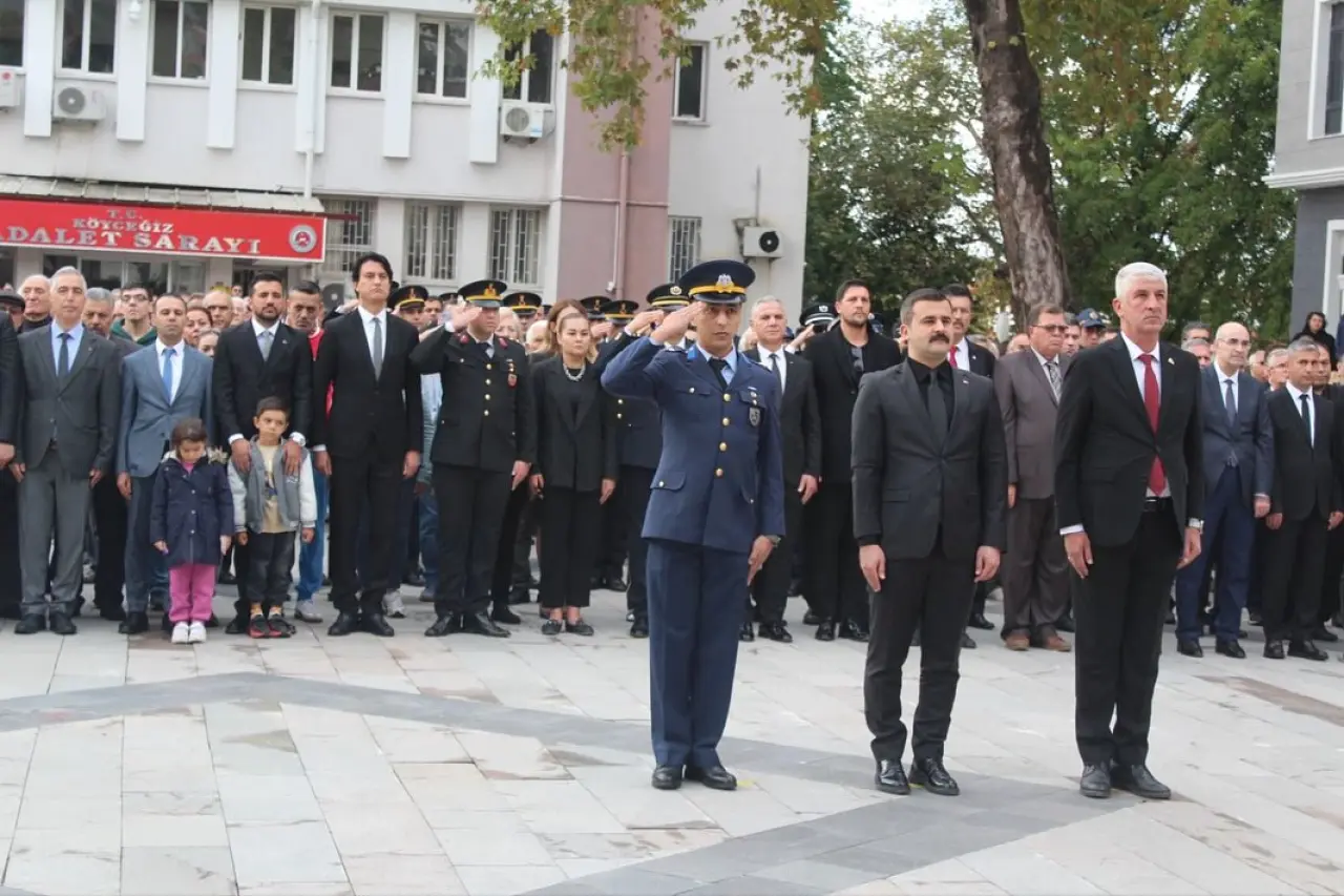 Köyceğiz Kaymakamlığı’ndan 10 Kasım Töreni: Hükümet Konağı Önünde Saygı Duruşu 1