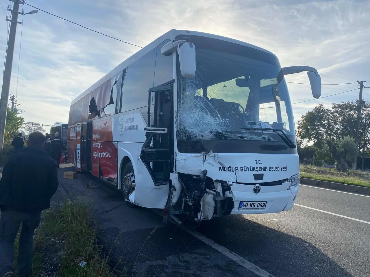 Köyceğiz’de Trafik Kazası: Minibüs ile Otobüs Çarpıştı: 2 Yaralı 1