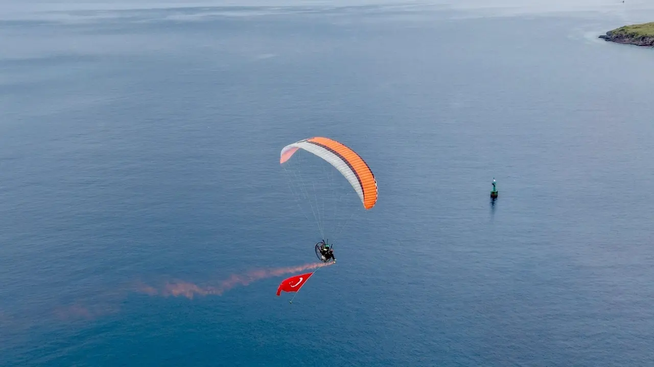 Bodrum Semalarında Ay Yıldız: Yamaç Paraşütüyle Dev Vefa 4