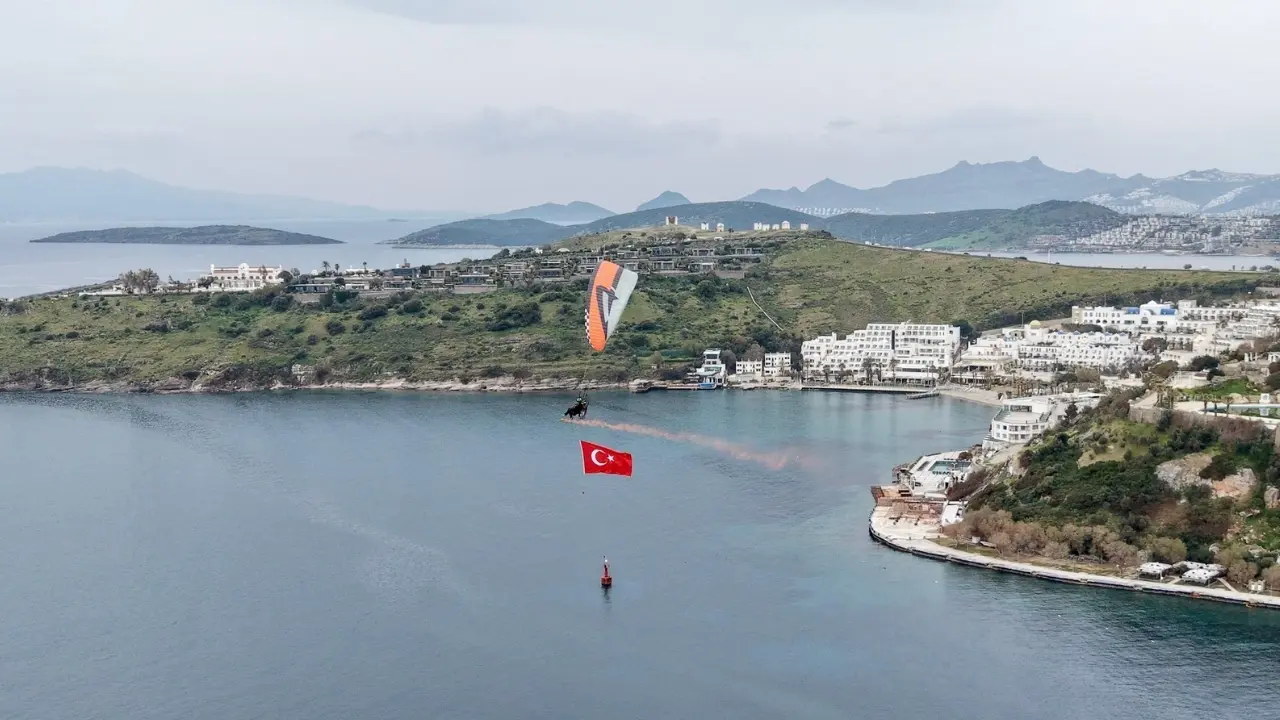 Bodrum Semalarında Ay Yıldız: Yamaç Paraşütüyle Dev Vefa 2
