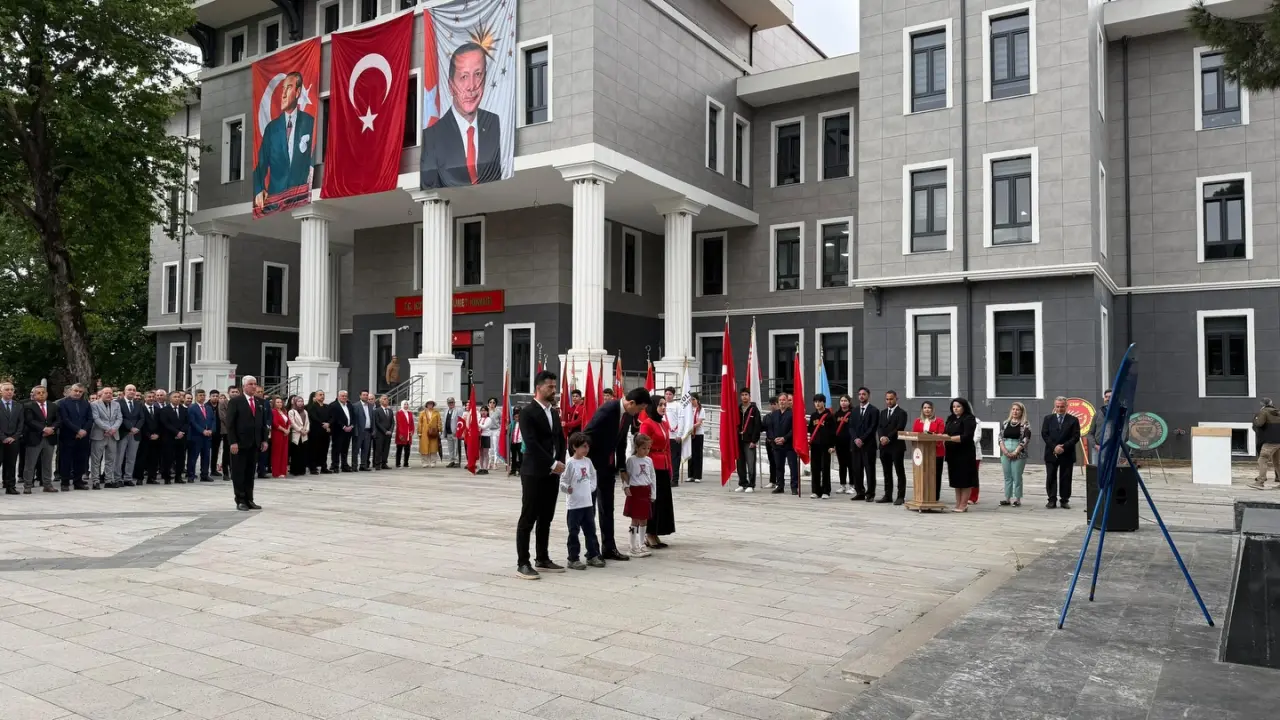 Köyceğiz’de 23 Nisan Gururu: Atatürk Anıtı’na Çelenk Sunuldu! 2