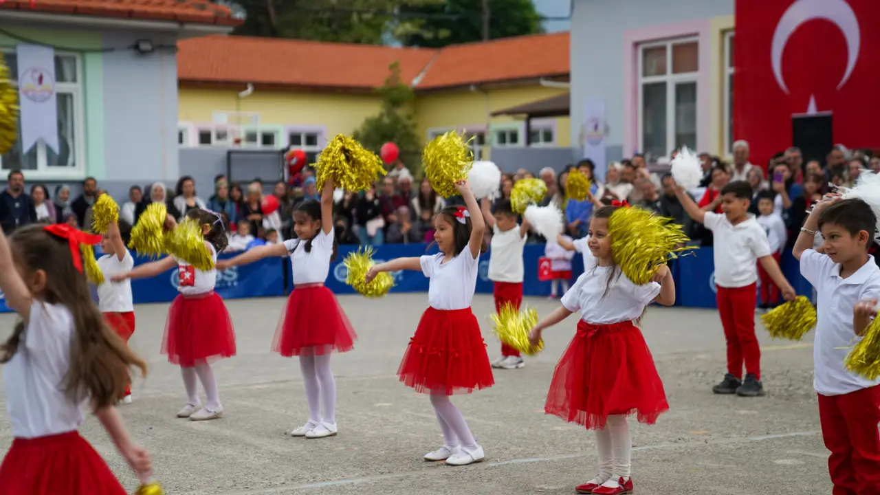 Köyceğiz’de 23 Nisan Gururu: Atatürk Anıtı’na Çelenk Sunuldu! 6