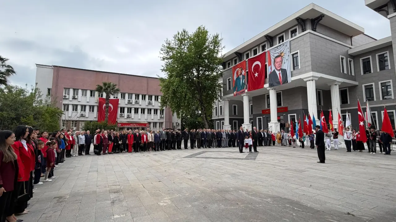 Köyceğiz’de 23 Nisan Gururu: Atatürk Anıtı’na Çelenk Sunuldu! 3