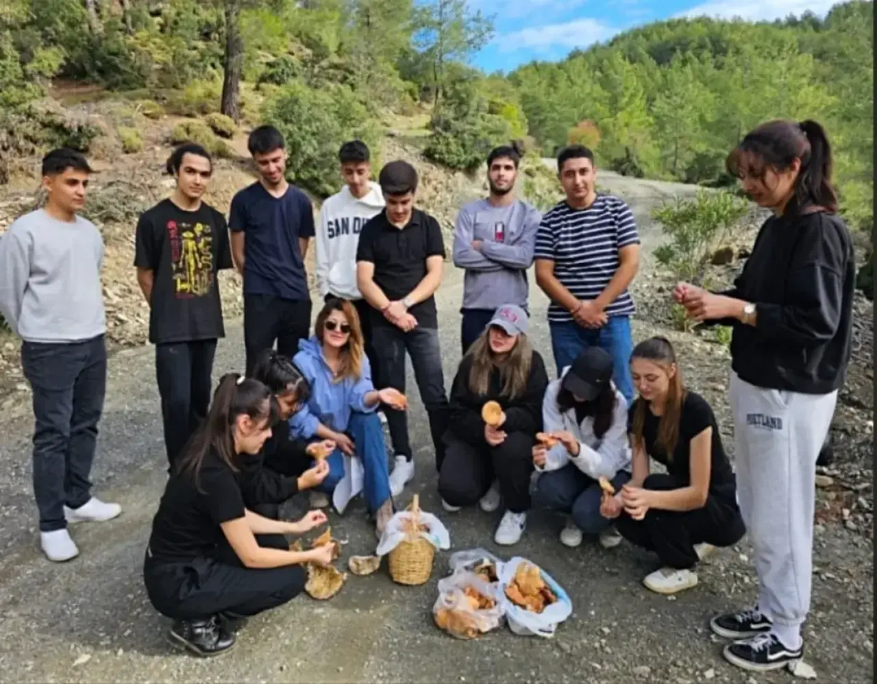 Muğla Sıtkı Koçman Üniversitesi Köyceğiz Meslek Yüksekokulu Ormancılık ve Orman Ürünleri Programı 1. sınıf öğrencileri, Doç. Dr. Sevgin Özderin eşliğinde Alan mevkinde mantar bulma etkinliği gerçekleştirdi.
