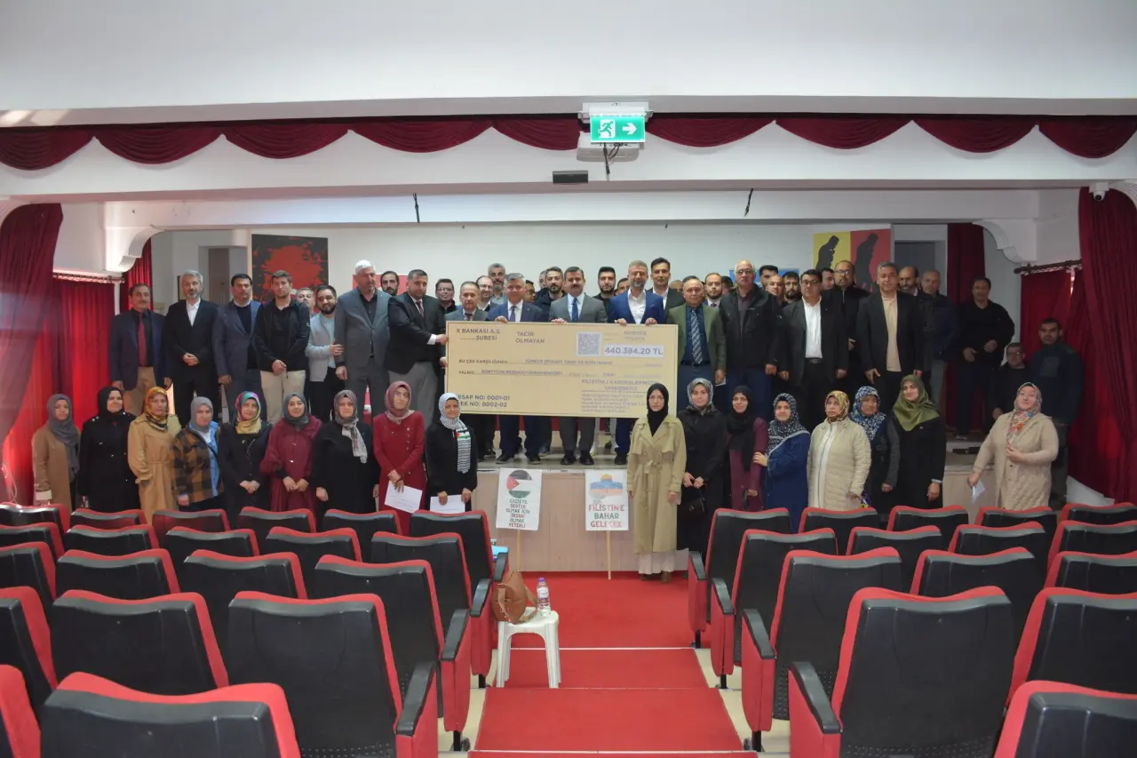 Köyceğiz Müftülüğü personeli ve din görevlileri, Filistin için düzenledikleri kampanyada 440.384,20 TL topladı; temsili çeki Kaymakam Mert Kumcu’ya sundu.