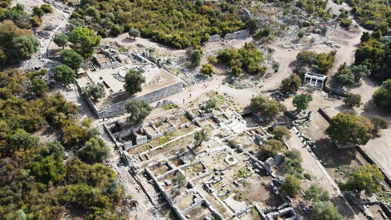 Köyceğiz Kaunos Antik Kenti’nde 2000 yıl öncesine ait yaşam detayları yeniden gündemde. Liman, ticaret, tiyatro ve kaya mezarlarına dair yeni bulgular dikkat çekiyor.