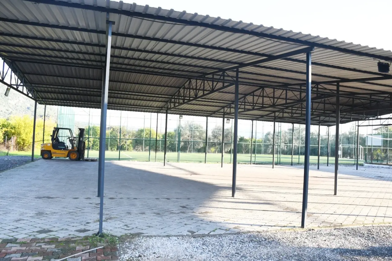 Yangı Mahallesi’ndeki düğün salonu parke taşı döşeme ve çevre düzenleme çalışmalarıyla yenilenerek hizmete açıldı.