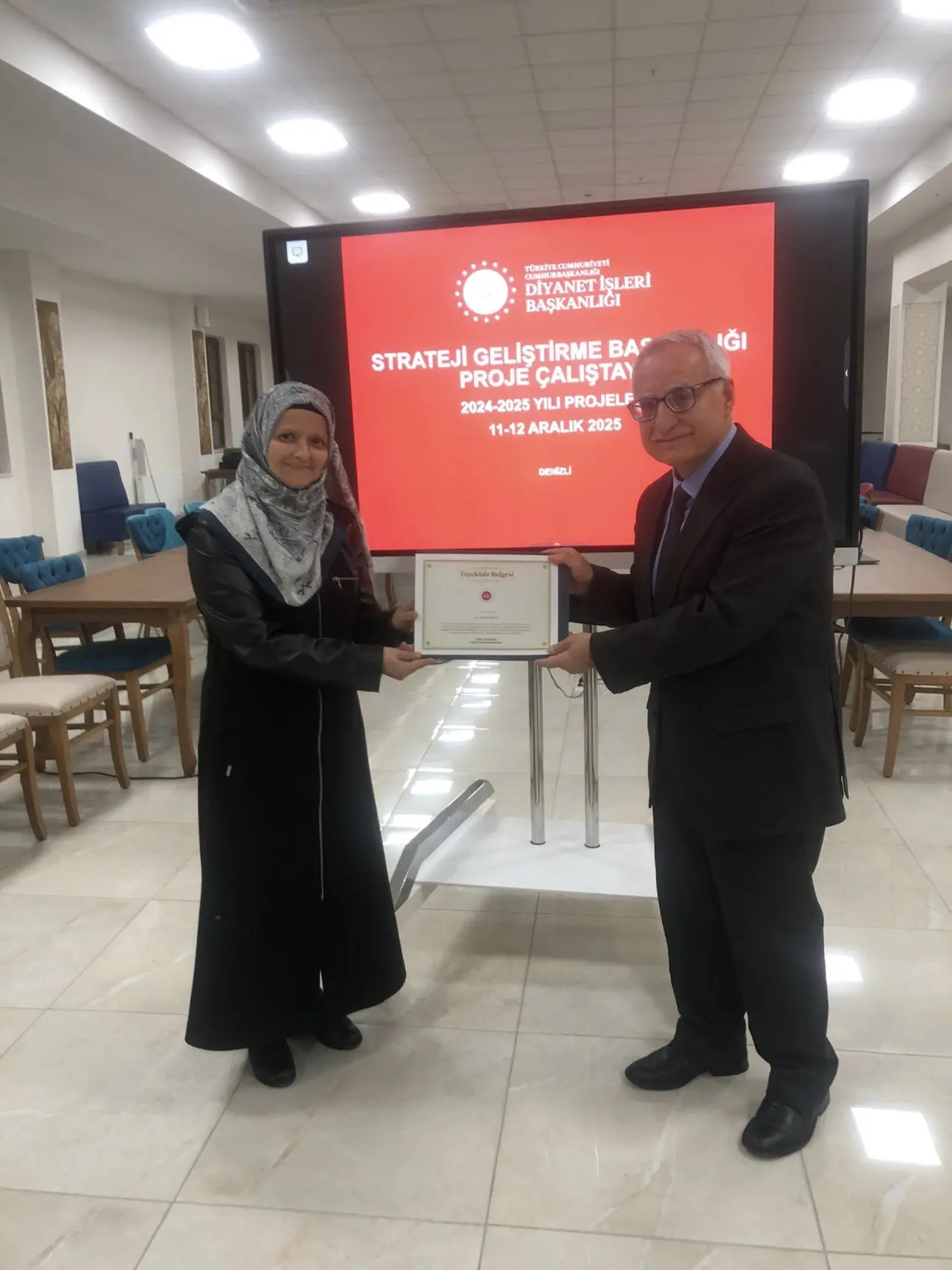 Köyceğiz Müftülüğü’nün gençlere yönelik yürüttüğü “Gençlerle El Ele Gönül Gönüle” projesi, Denizli’de düzenlenen çalıştayda başarılı projeler arasında yer aldı.