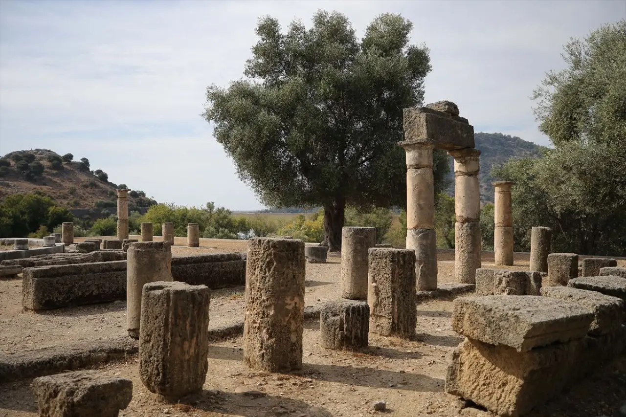Köyceğiz Kaunos Antik Kenti’nde 2000 yıl öncesine ait yaşam detayları yeniden gündemde. Liman, ticaret, tiyatro ve kaya mezarlarına dair yeni bulgular dikkat çekiyor.