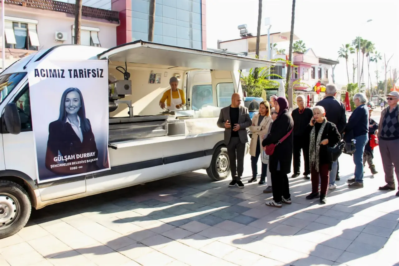 CHP Köyceğiz İlçe Başkanlığı, merhume Şehzadeler Belediye Başkanı Gülşah Durbay için Cumhuriyet Meydanı’nda lokma hayrı yaptı.