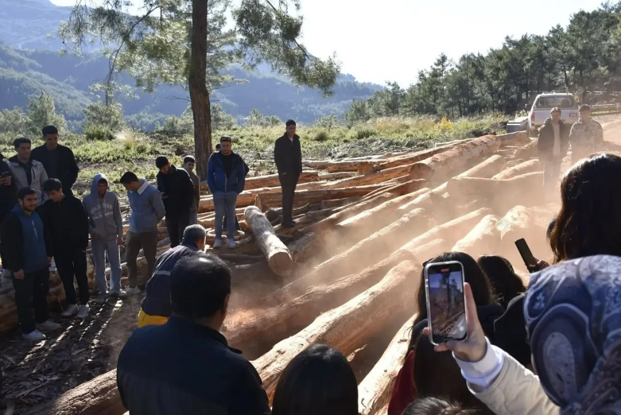 Köyceğiz MYO Ormancılık Programı öğrencileri, öğretim üyeleri ve orman işletme desteğiyle arazi çalışması yaptı.