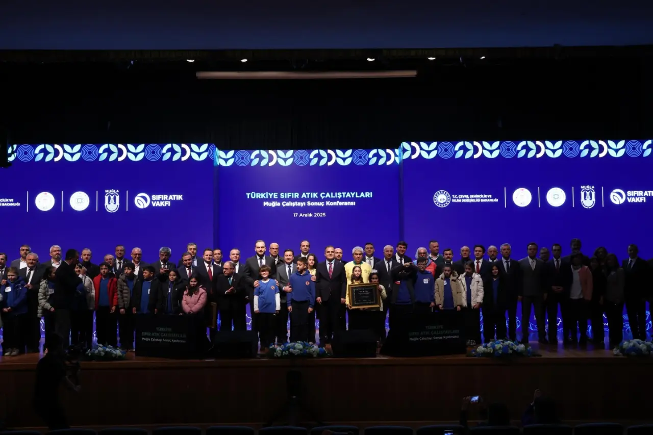 bir veya daha fazla kişi ve yazı görseli olabilir