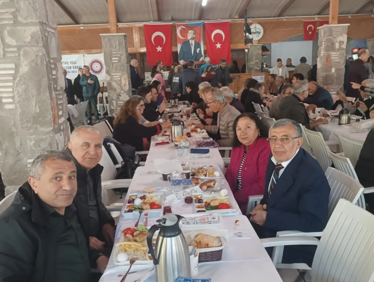 Hacı Bektaş Veli Vakfı’nın Dalaman’daki kahvaltı buluşması yoğun katılımla gerçekleşti. Başkan Cemevi için arsa sorununu çözeceğini açıkladı.