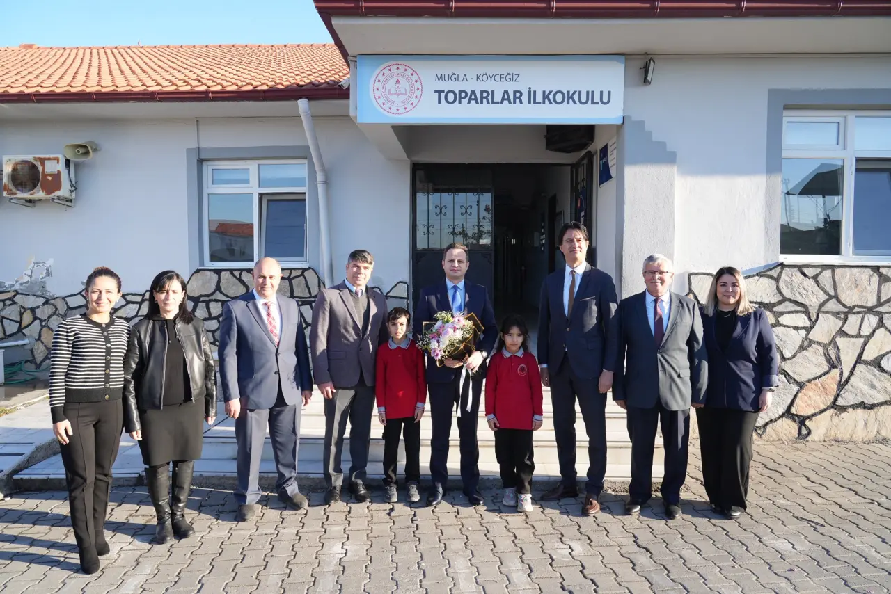 Muğla İl Millî Eğitim Müdürü Emre Çay, Köyceğiz’de Toparlar İlkokulu ve Ortaokulu’nu ziyaret ederek öğrencilerle buluştu, eğitim süreçlerini yerinde inceledi.