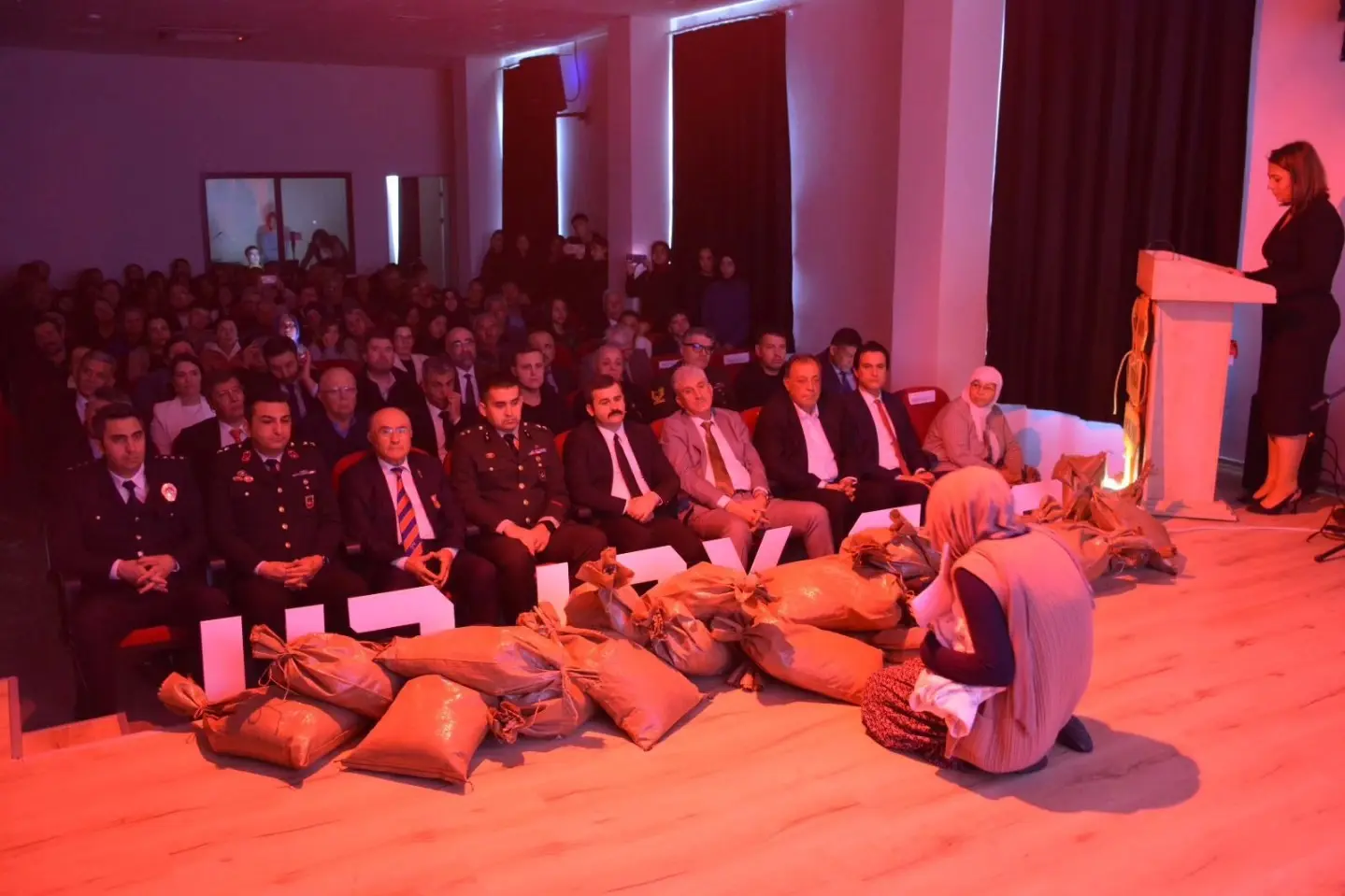 Köyceğiz Anadolu İmam Hatip Lisesi’nde düzenlenen 18 Mart Çanakkale Zaferi anma programı, Kaymakam Mert Kumcu ve protokolün katılımıyla duygu dolu anlara sahne oldu.