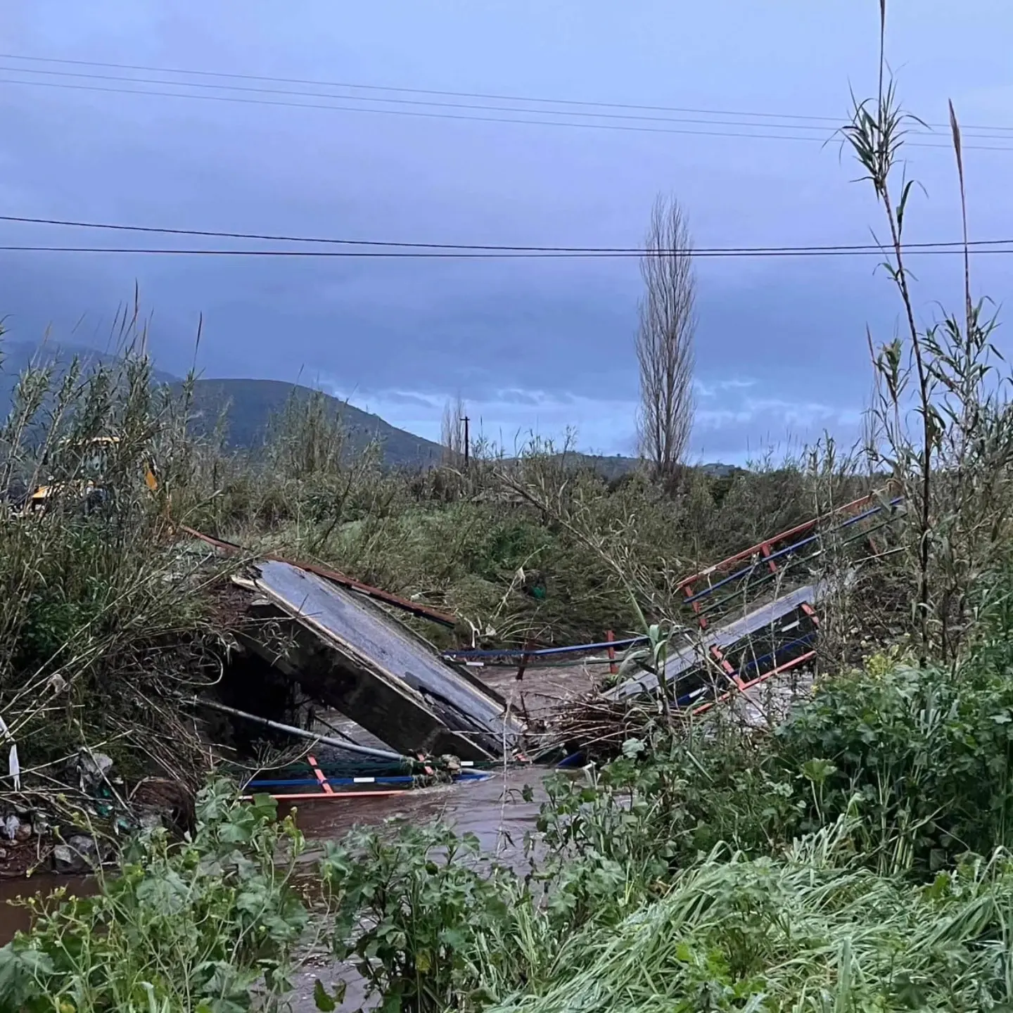 Milas’ta aşırı yağışlar nedeniyle Bafa ve Kapıkırı mahallelerini bağlayan Gölyaka Köprüsü çöktü. Ekipler ulaşımı yeniden sağlamak için çalışma başlattı.