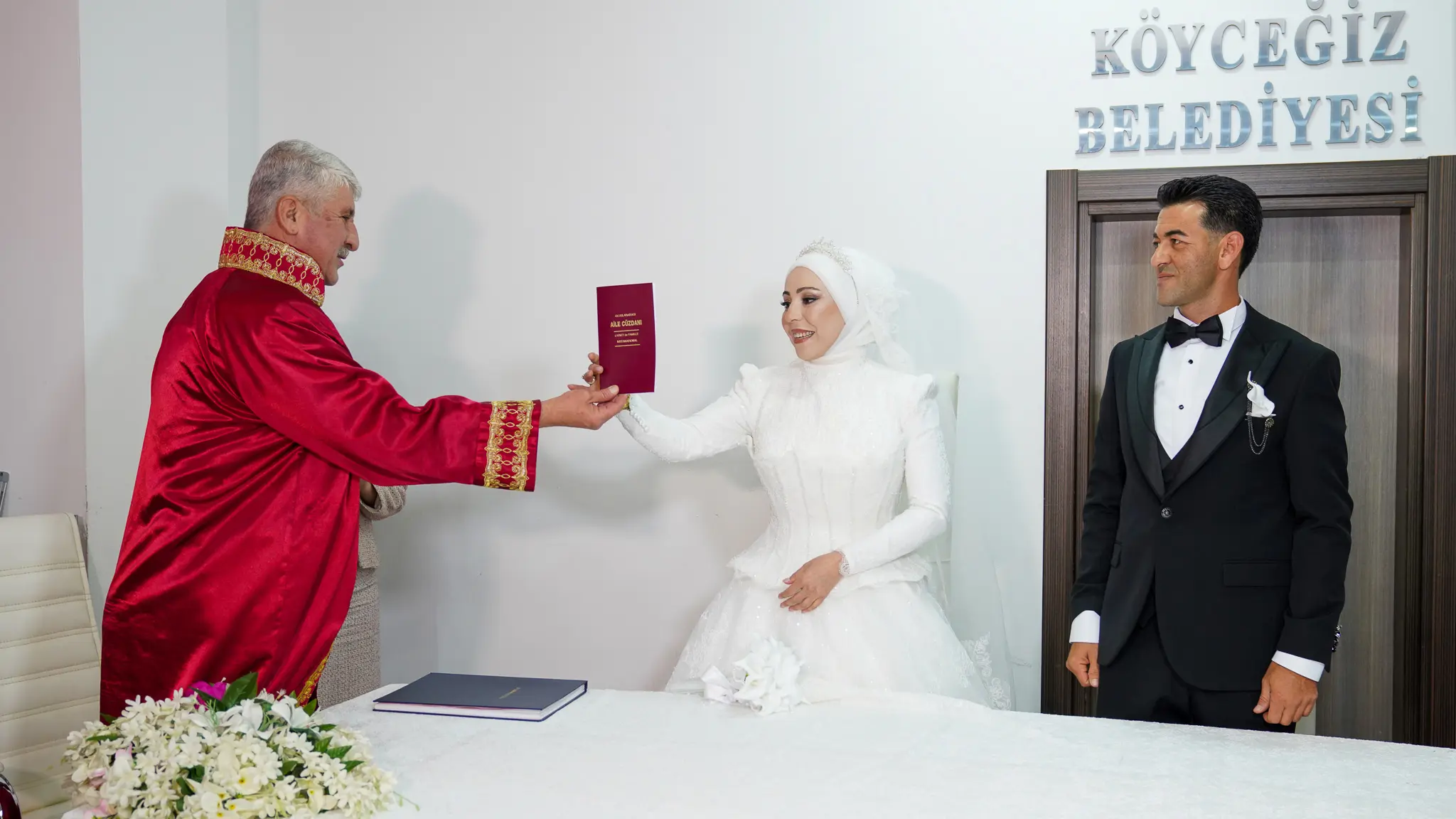 Köyceğiz Belediye Başkanı Ali Erdoğan’ın kıydığı, Kaymakam Mert Kumcu’nun şahitlik ettiği nikah töreniyle Songül ve Cemil çifti evlendi.