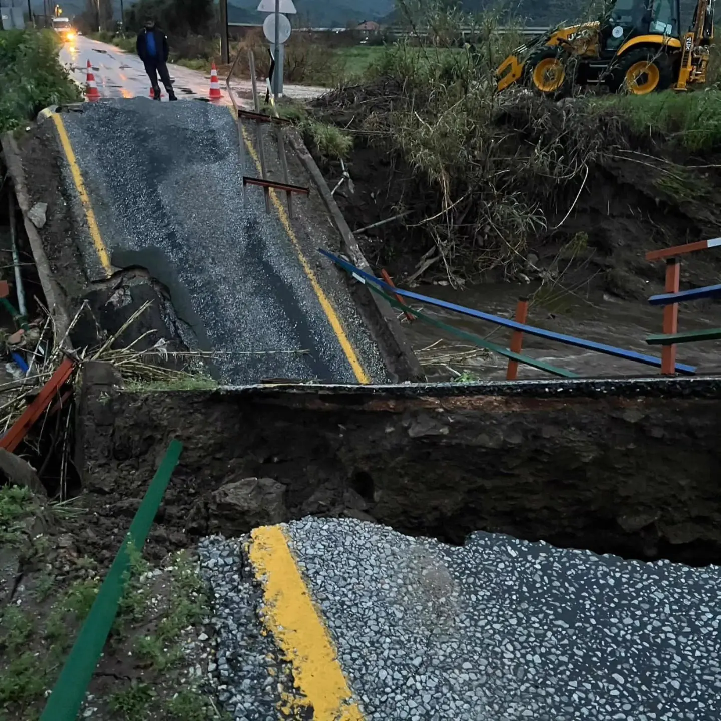 Milas’ta aşırı yağışlar nedeniyle Bafa ve Kapıkırı mahallelerini bağlayan Gölyaka Köprüsü çöktü. Ekipler ulaşımı yeniden sağlamak için çalışma başlattı.