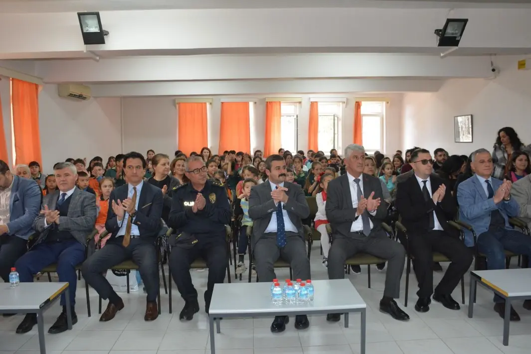 Köyceğiz Kaymakamı Mert Kumcu, 62. Kütüphane Haftası kutlamaları kapsamında Köyceğiz 75. Yıl İlçe Halk Kütüphanesi’ndeki programa katıldı.