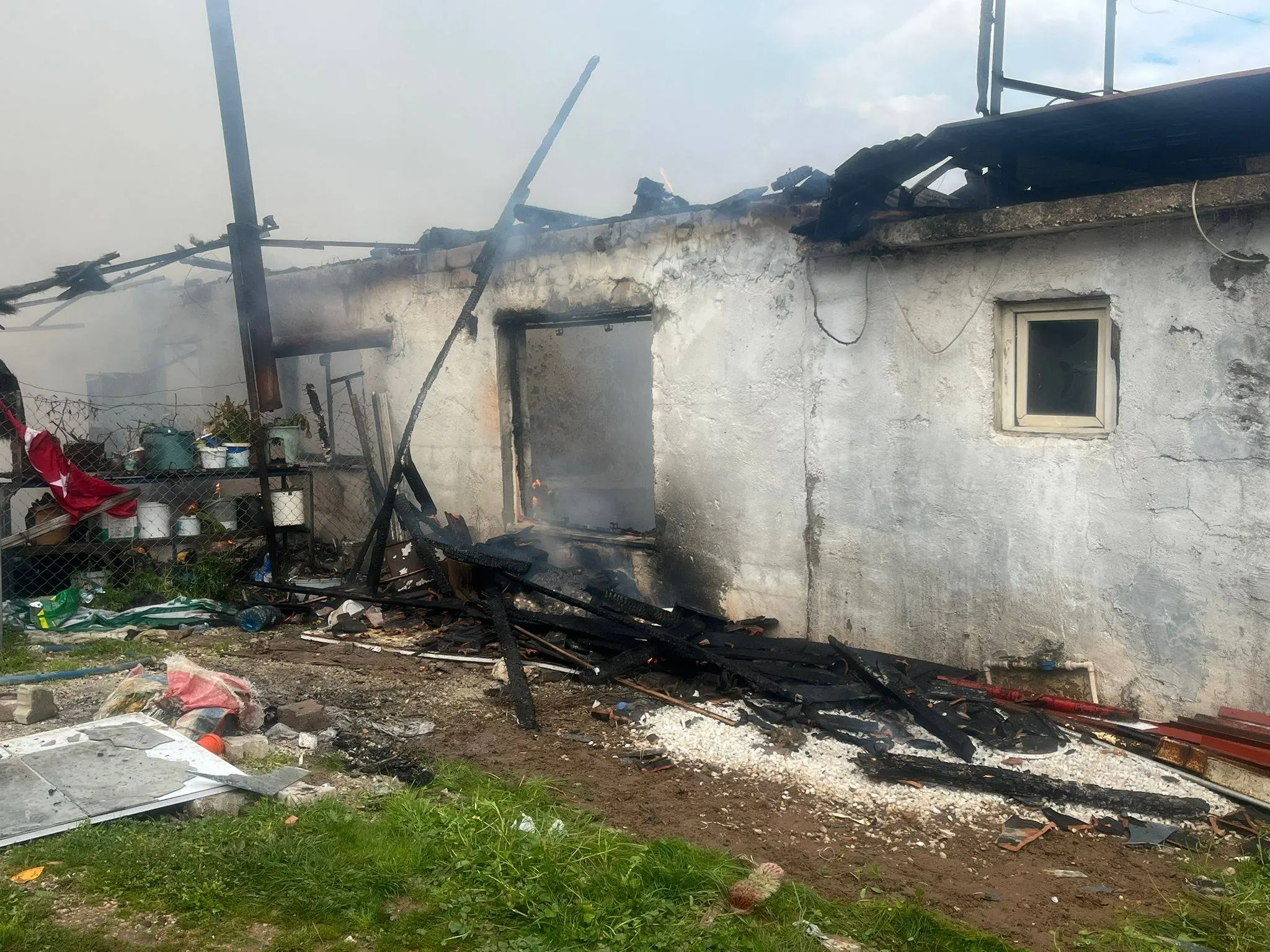 Muğla Menteşe Karabağlar Yaylası’nda tek katlı bir evde çıkan yangın, itfaiye ekiplerinin hızlı müdahalesiyle söndürüldü. Evde maddi hasar oluştu.