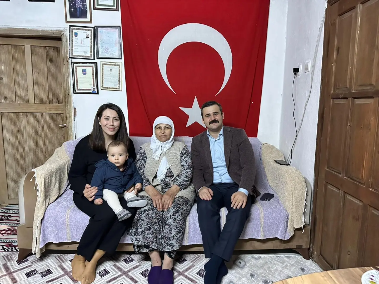 Köyceğiz Kaymakamı Mert Kumcu ve eşi Kübra Kumcu, 18 Mart Çanakkale Zaferi'nde şehit Jandarma Er Hayrullah Demir’in ailesiyle iftarda buluştu.