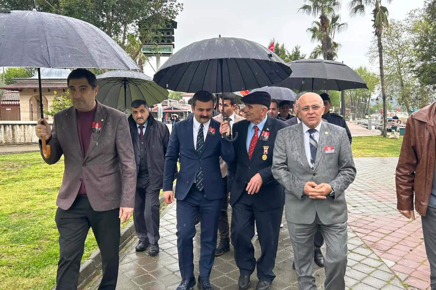 Köyceğiz Kaymakamı Mert Kumcu, Ortaca’da Şehit P. Komd. Yzb. Barış Kırıcı’nın adının okula ve parka verilmesi törenine katıldı.