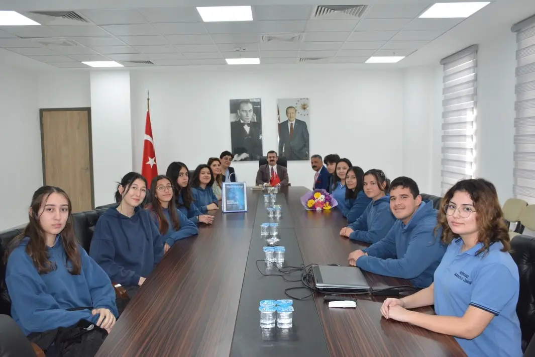 Köyceğiz Anadolu Lisesi öğrencilerinin hazırladığı “Mavi Mürekkep” dergisinin ilk sayısı Kaymakam Mert Kumcu’ya takdim edildi.