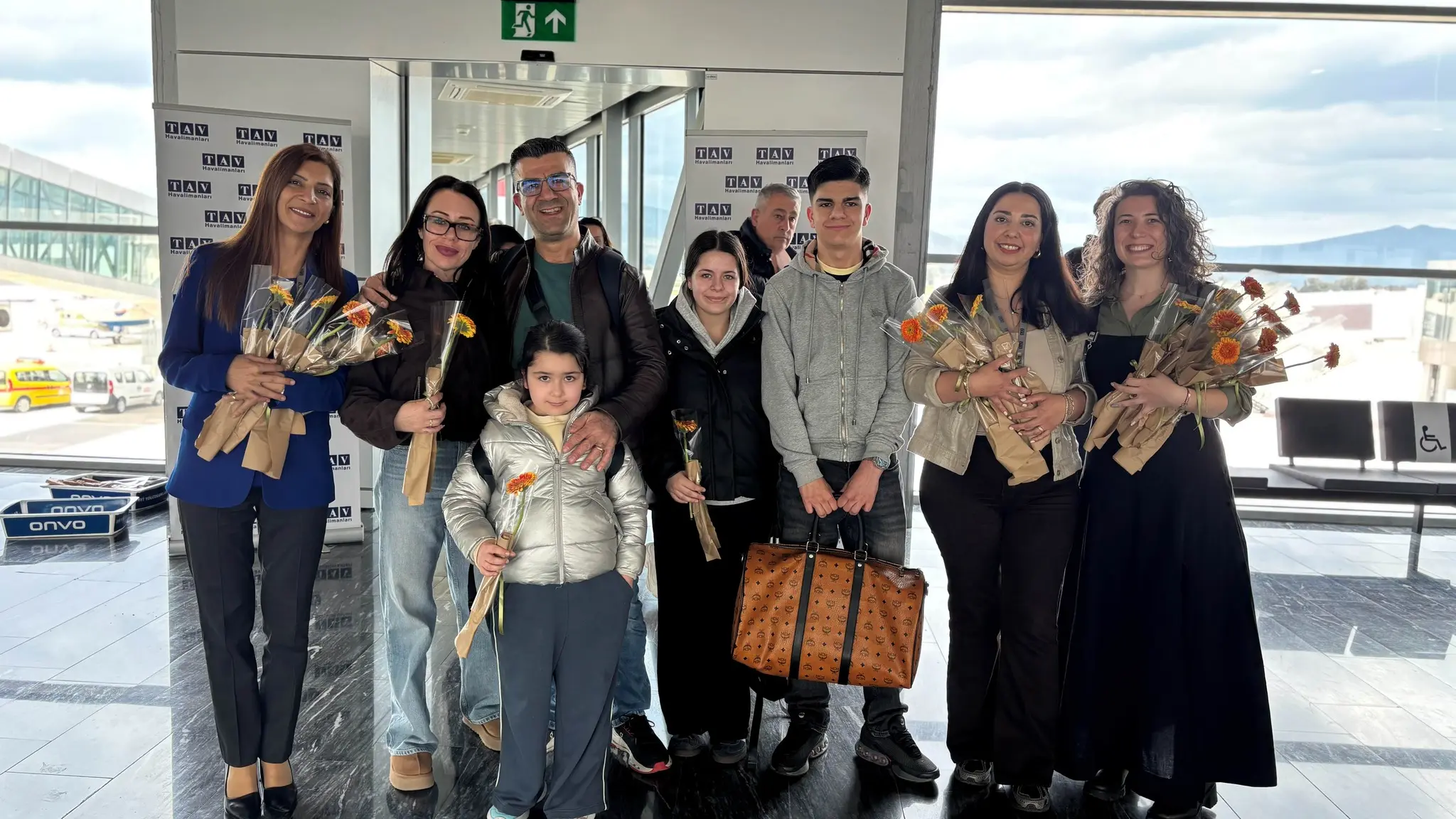 Milas-Bodrum Havalimanı, SunExpress’in Frankfurt’tan gerçekleştirdiği sezonun ilk dış hat uçuşunu pasta ve çiçeklerle karşıladı.