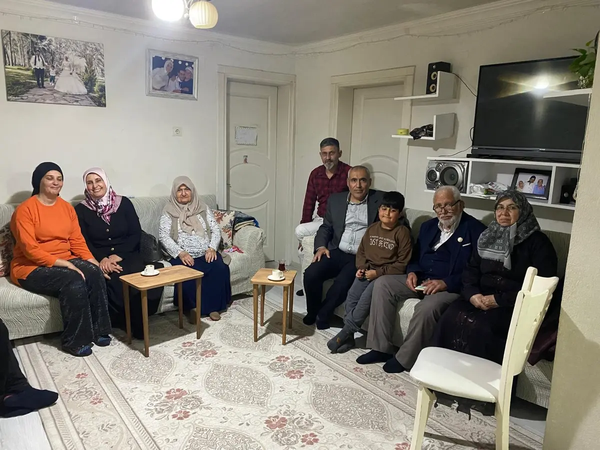 Köyceğiz Kaymakamlığı'nın "Gönüller Bir, Sofralar Bir" projesi kapsamında Gelişim Mahallesi'nde Altın ailesinin kapısı çalındı.