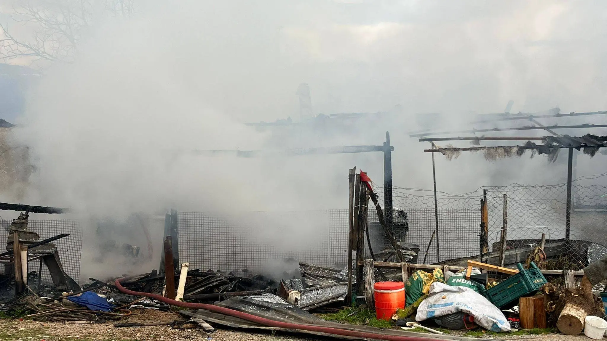 Muğla Menteşe Karabağlar Yaylası’nda tek katlı bir evde çıkan yangın, itfaiye ekiplerinin hızlı müdahalesiyle söndürüldü. Evde maddi hasar oluştu.