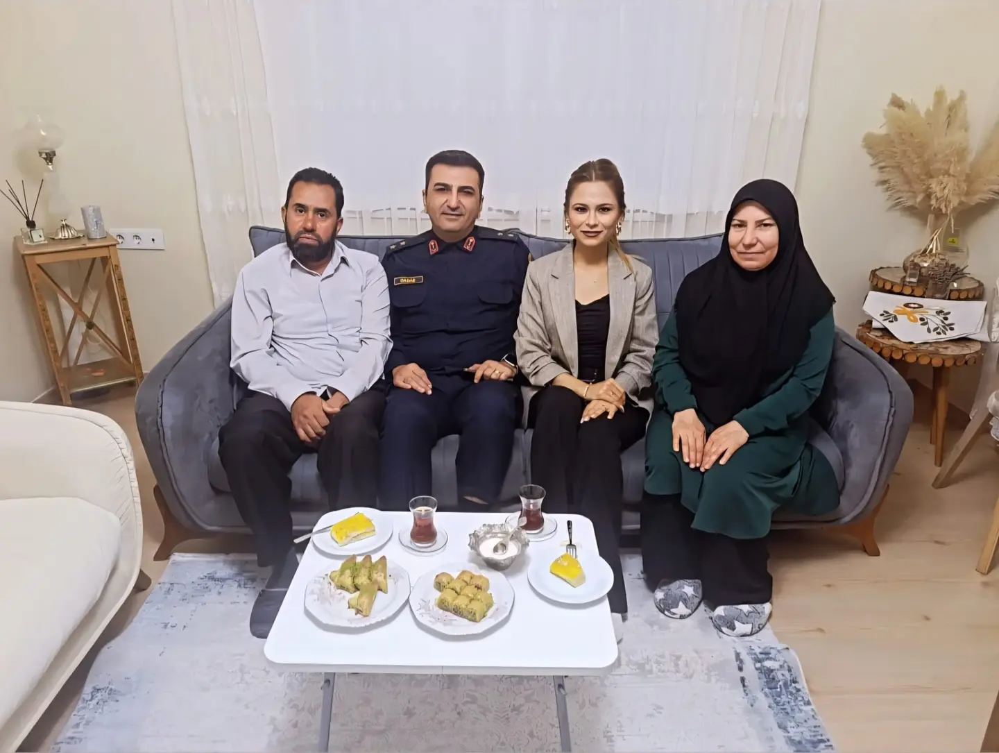 Köyceğiz İlçe Jandarma Komutanı Üsteğmen Emre Dadaş ve eşi Avukat Elif Aydınay Dadaş, gazi Mustafa Yerlikaya’nın iftar sofrasına konuk oldu.