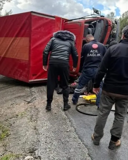 Seydikemer Gölbent ve Çukurincir mahalleleri arasındaki anayolda, yağış nedeniyle kayganlaşan zeminde kontrolden çıkan kamyon kaza yaptı.