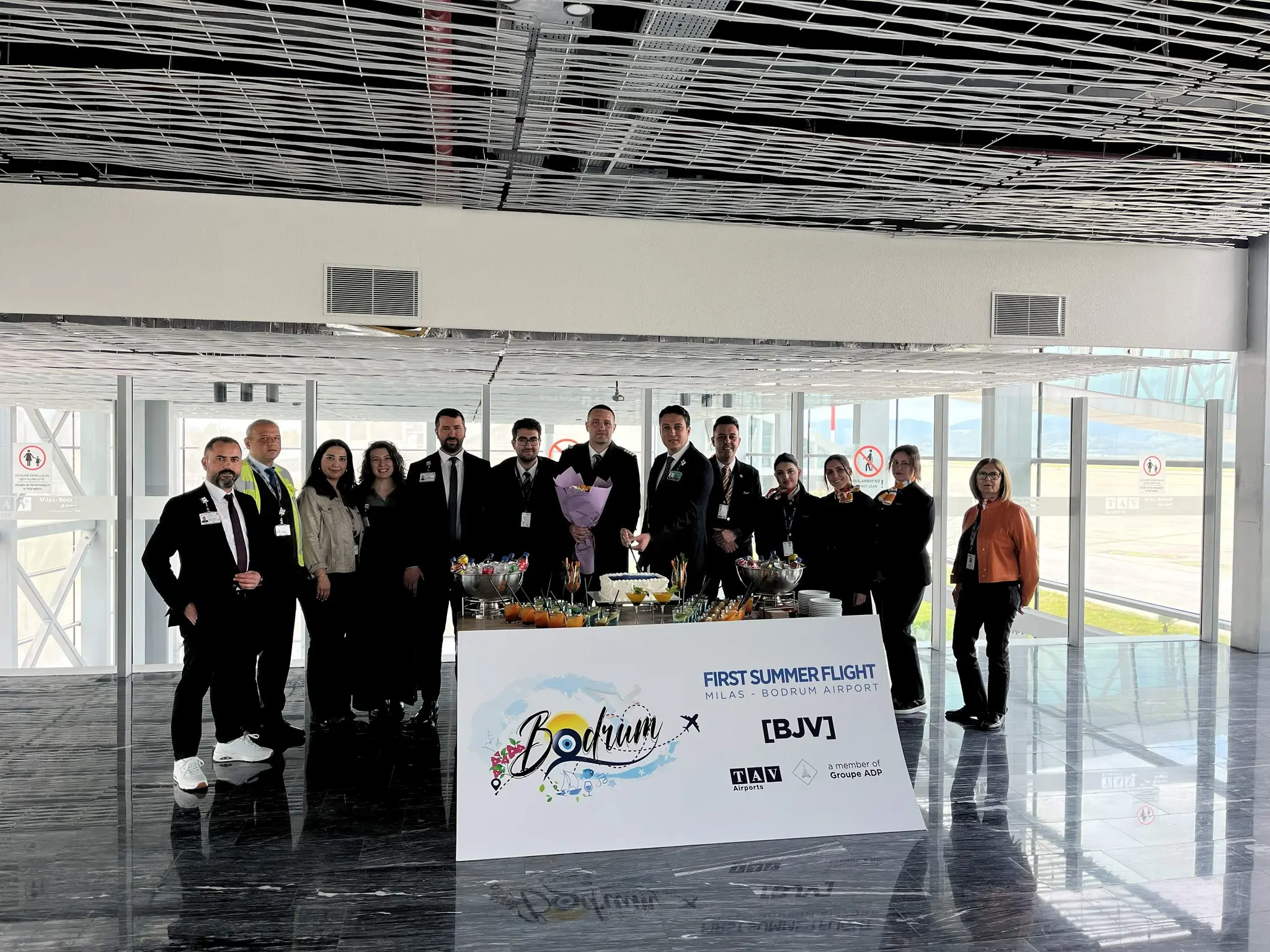 Milas-Bodrum Havalimanı, SunExpress’in Frankfurt’tan gerçekleştirdiği sezonun ilk dış hat uçuşunu pasta ve çiçeklerle karşıladı.