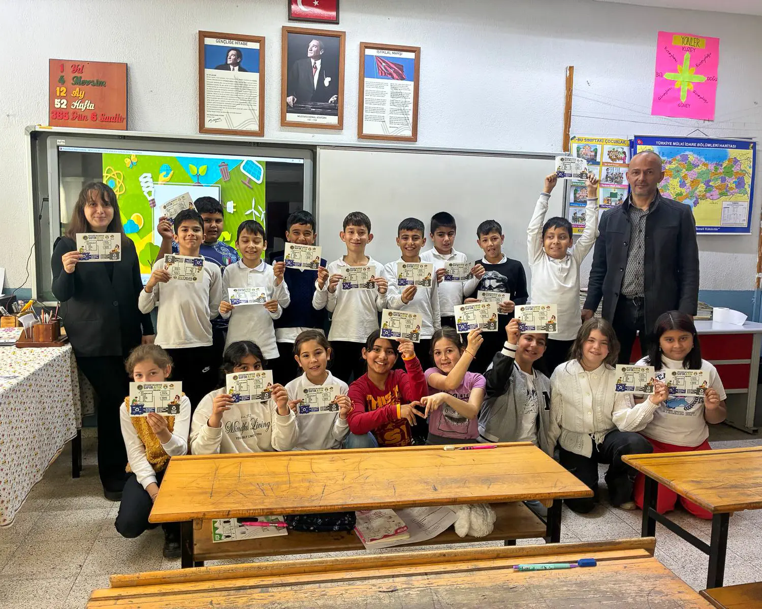 30 Mart Uluslararası Sıfır Atık Günü kapsamında Köyceğiz Belediyesi, Fehmi Başoğlu İlköğretim Okulu öğrencilerine geri dönüşüm ve çevre bilinci eğitimi verdi.