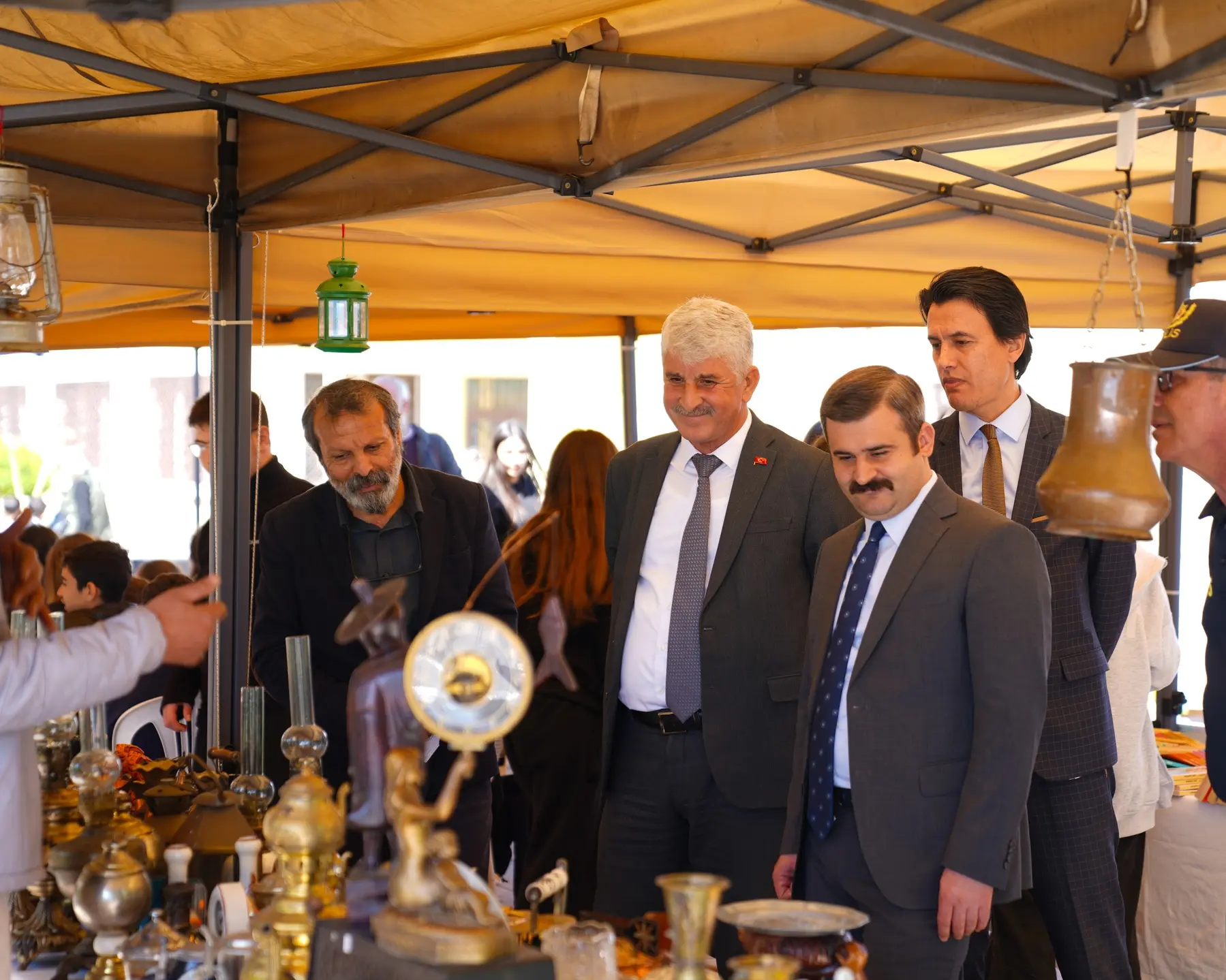 Köyceğiz Çocuk Kitapları Kültür ve Sanat Festivali, protokolün katılımıyla kapılarını açtı. 8 Nisan'a kadar sürecek festivalde kitap ve sanat buluşacak.