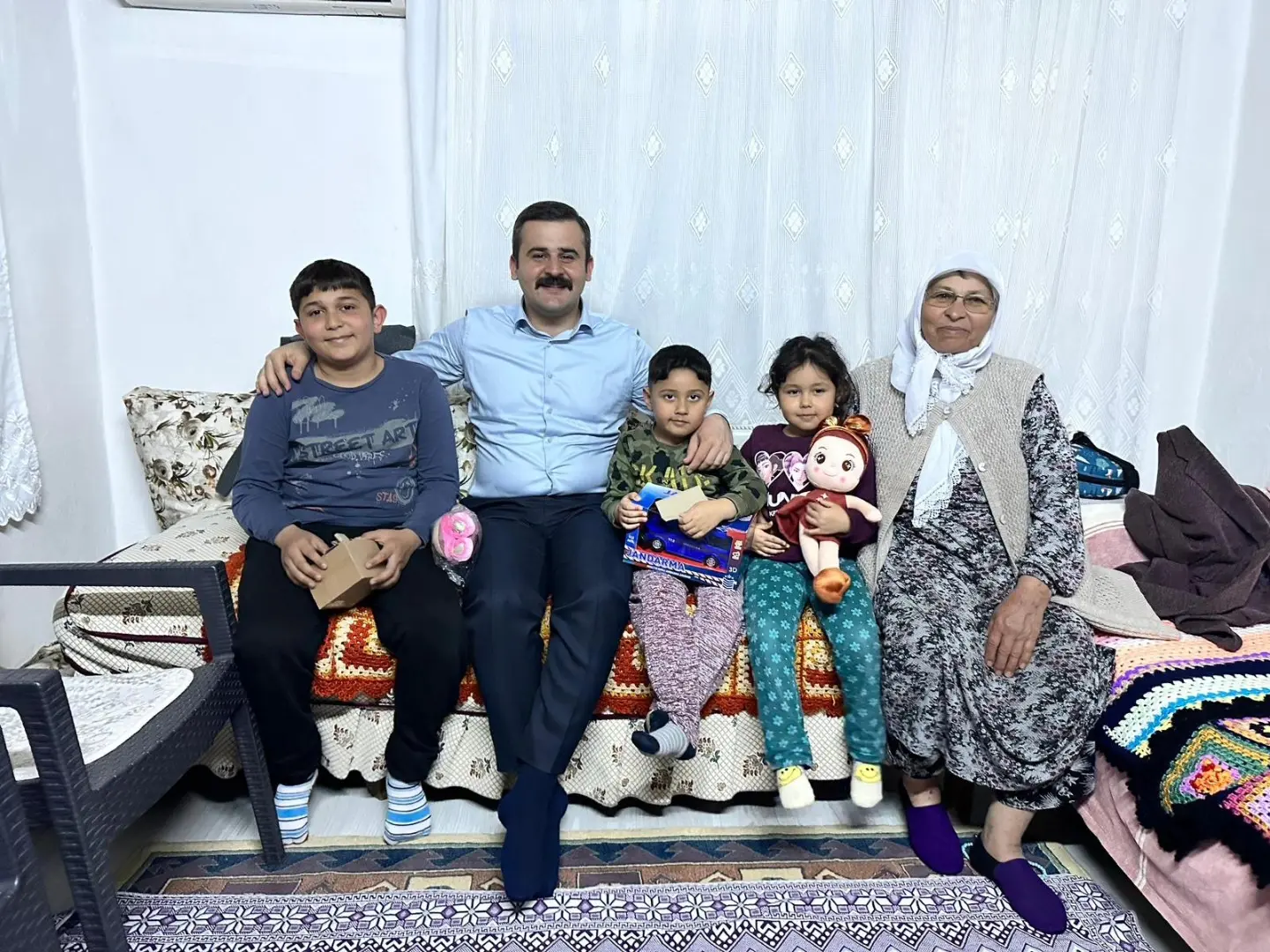 Köyceğiz Kaymakamı Mert Kumcu ve eşi Kübra Kumcu, 18 Mart Çanakkale Zaferi'nde şehit Jandarma Er Hayrullah Demir’in ailesiyle iftarda buluştu.