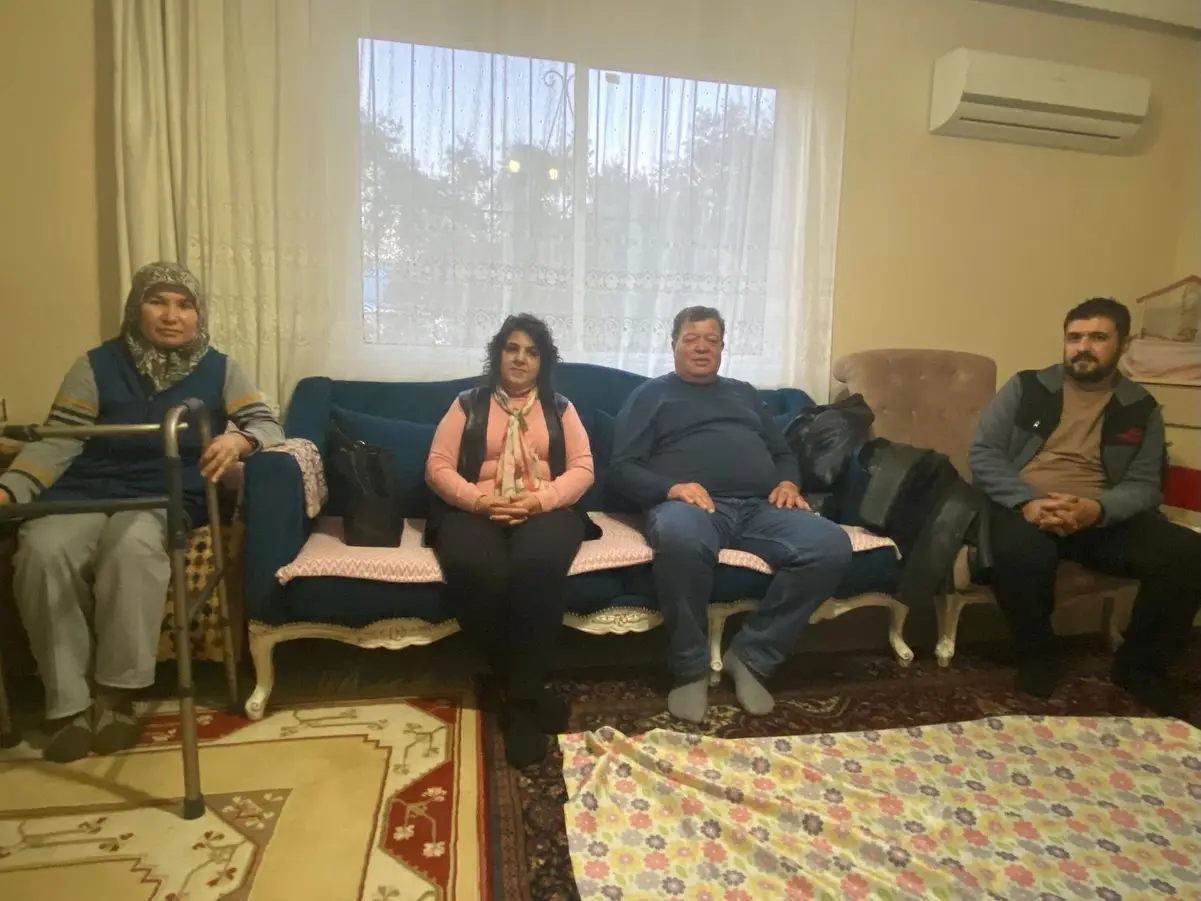 Köyceğiz Kaymakamlığı’nın "Gönüller Bir, Sofralar Bir" projesinde Ulucami Muhtarı Sadık Karaduman, Zeytinalanı’nda Ayhan ailesinin iftar sofrasına konuk oldu.