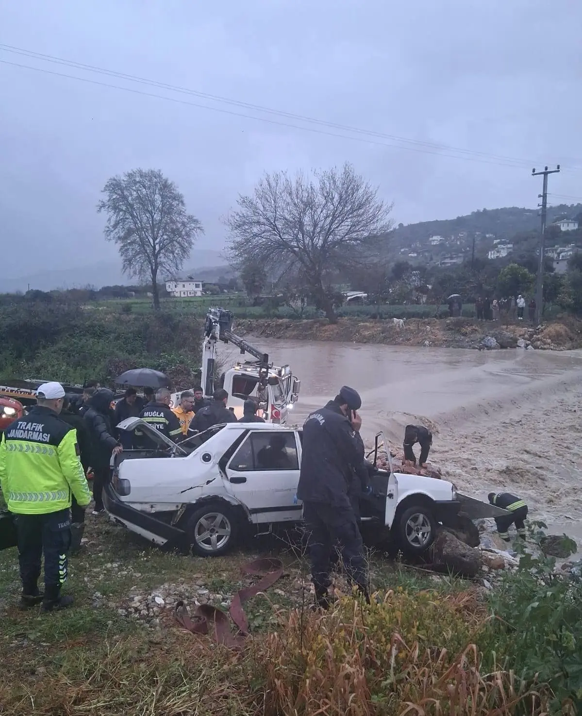 Milas Yakaköy Mahallesi’nde dereye düşerek sele kapılan araçtaki iki vatandaştan Bülent Şallı hayatını kaybetti, Ayhan Demir sağ kurtarıldı.