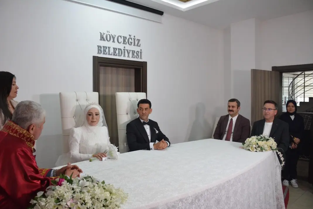 Köyceğiz Belediye Başkanı Ali Erdoğan’ın kıydığı, Kaymakam Mert Kumcu’nun şahitlik ettiği nikah töreniyle Songül ve Cemil çifti evlendi.