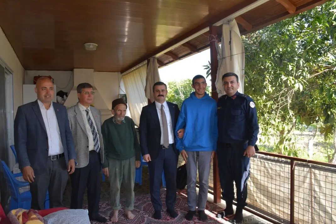 Köyceğiz Kaymakamı Mert Kumcu, Zeytinalanı Mahallesi’nde özel eğitim öğrencisi Yiğit Tokcan ve ailesini hanelerinde ziyaret etti.