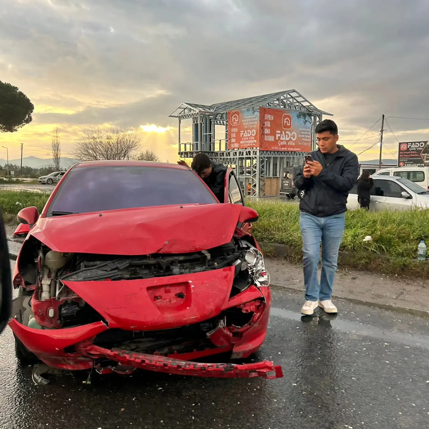 Milas Avşar Kavşağı’nda iki otomobilin çarpışması sonucu meydana gelen trafik kazasında 4 kişi yaralandı. Yaralılar hastaneye kaldırıldı.