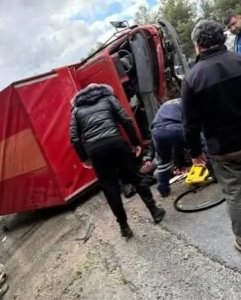 Seydikemer Gölbent ve Çukurincir mahalleleri arasındaki anayolda, yağış nedeniyle kayganlaşan zeminde kontrolden çıkan kamyon kaza yaptı.