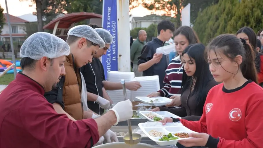 Köyceğiz Kaymakamı Mert Kumcu, 2026 Gençlik Yılı kapsamında sporcular ve gençlerle düzenlenen iftar programına katıldı.