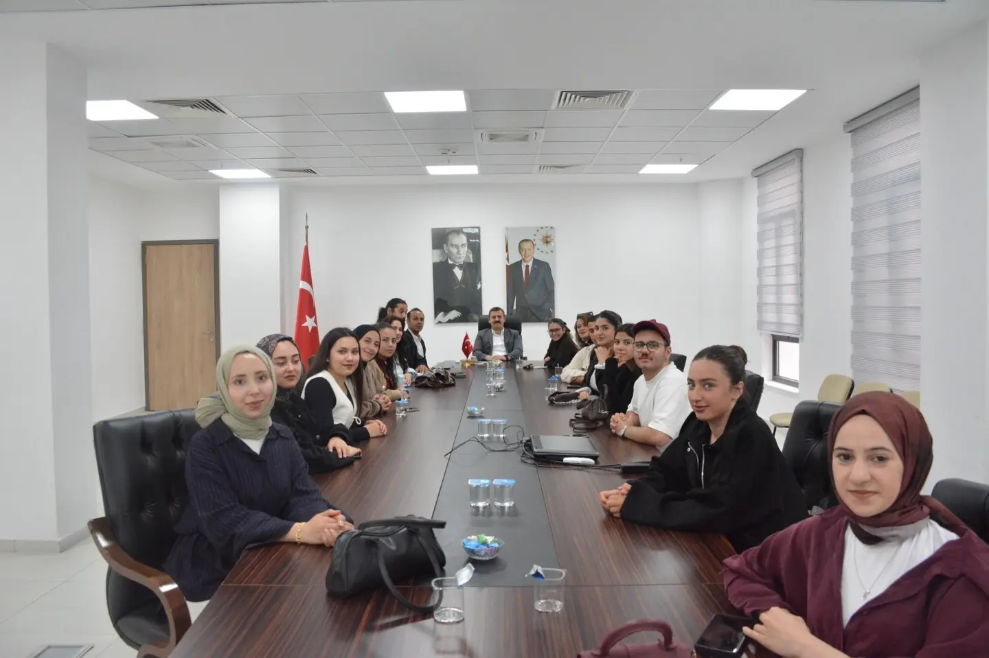 Köyceğiz Kaymakamı Mert Kumcu, özel bireylerin sosyalleşmesini hedefleyen “EL ELE” projesinin yürütücüleri ve üniversite öğrencileriyle bir araya geldi.