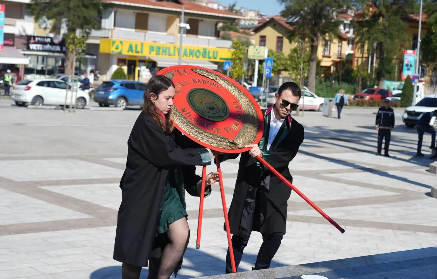 5 Nisan Avukatlar Günü vesilesiyle Milas Atapark’ta Atatürk Anıtı’na çelenk sunuldu. Törene Belediye Başkan Vekili Çağlar Koban da katıldı.