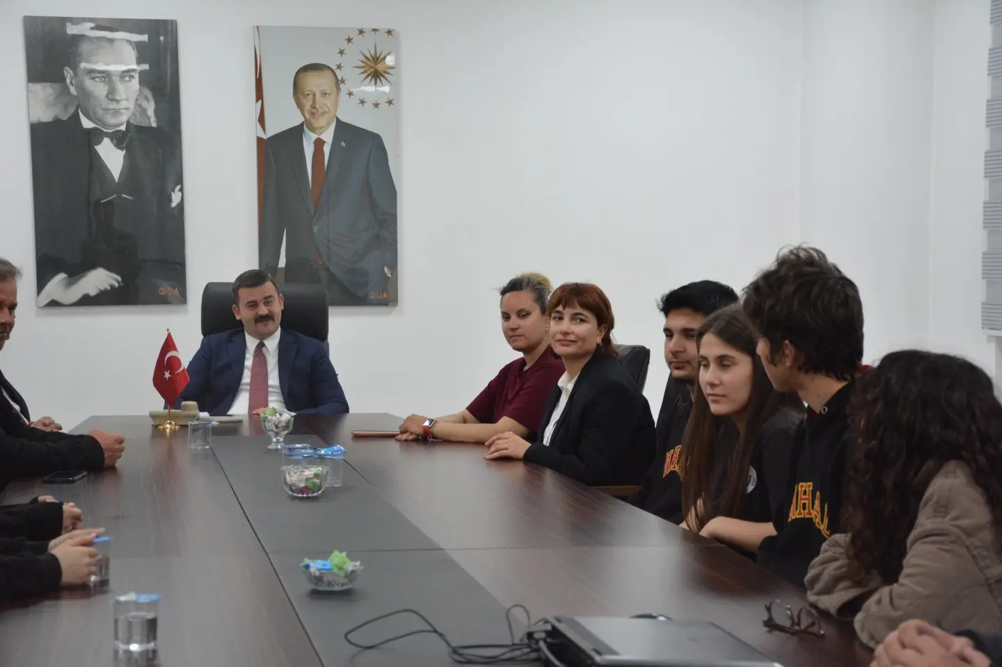 bir veya daha fazla kişi ve ders çalışan insanlar görseli olabilir