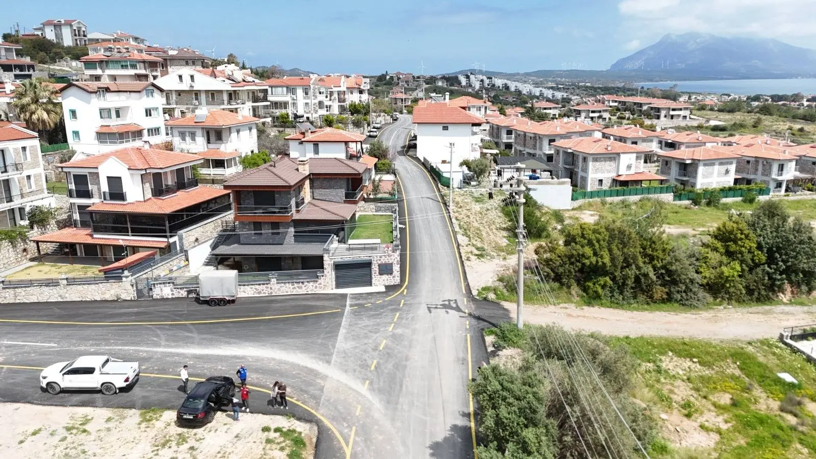 Muğla Büyükşehir Belediyesi’nin Datça’da başlattığı 300 milyon liralık yol çalışmasında asfalt serimi ve yağmursuyu hattı hızla ilerliyor.